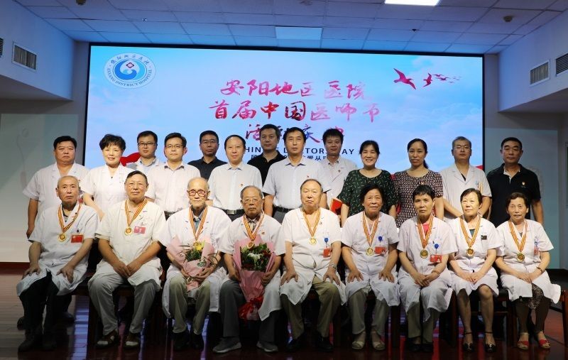 图医师节 院领导羽全体获奖者合影留念片新闻5_副本.jpg