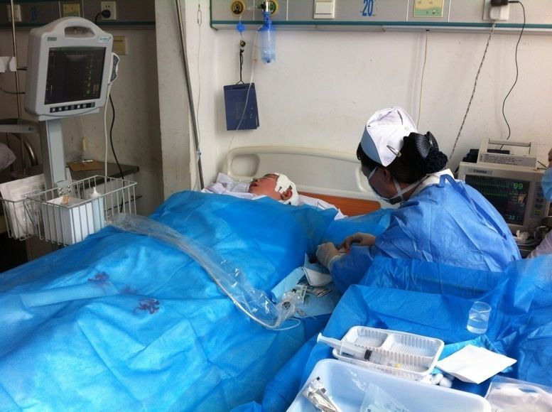 10、血管超声引领最先进的PICC穿刺技术  注释：我院护理人员为患者进行PICC穿刺.jpg